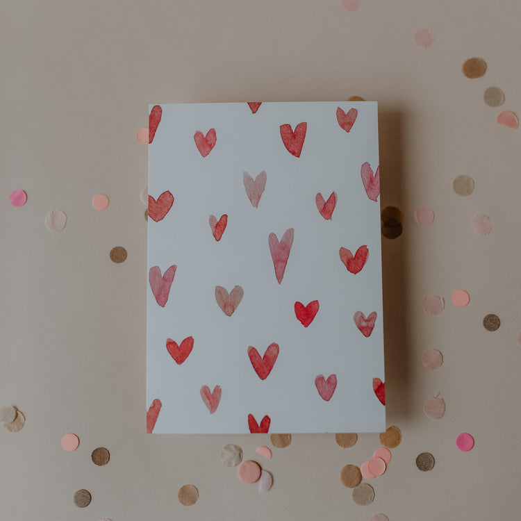 Liebevoll designte Postkarte „Hearts“ von Eulenschnitt: Aquarelldesign, 400 g Papier, made in Germany.