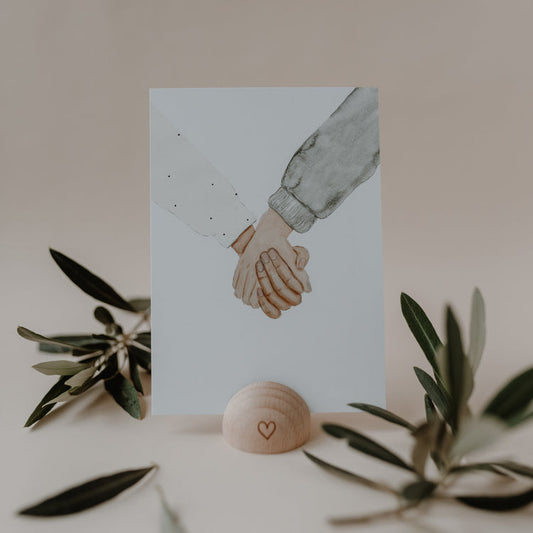 Liebevoll designte Postkarte „Hands“ von Eulenschnitt – Aquarelldesign, 400 g Papier, made in Germany. 