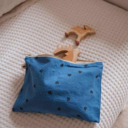 Clutch "Lili" in blau mit Herzen von Rose in April: Ideal für Dokumente, Tablet und Accessoires.