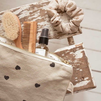 Clutch "Lili" in natur mit schwarzen Herzen von Rose in April - Ideal für Dokumente, Tablet und Accessoires.