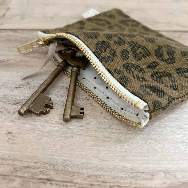 Tasche "Marie" in leo Optik von Rose in April – stylish & praktisch für Münzen & Schmuck. 100 % Baumwolle, gefertigt in Portugal, OEKO TEX zertifiziert