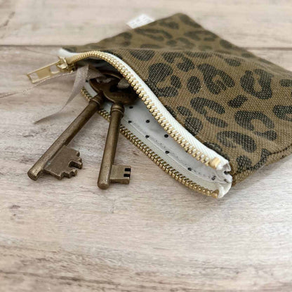 Tasche "Marie" in leo Optik von Rose in April – stylish & praktisch für Münzen & Schmuck. 100 % Baumwolle, gefertigt in Portugal, OEKO TEX zertifiziert