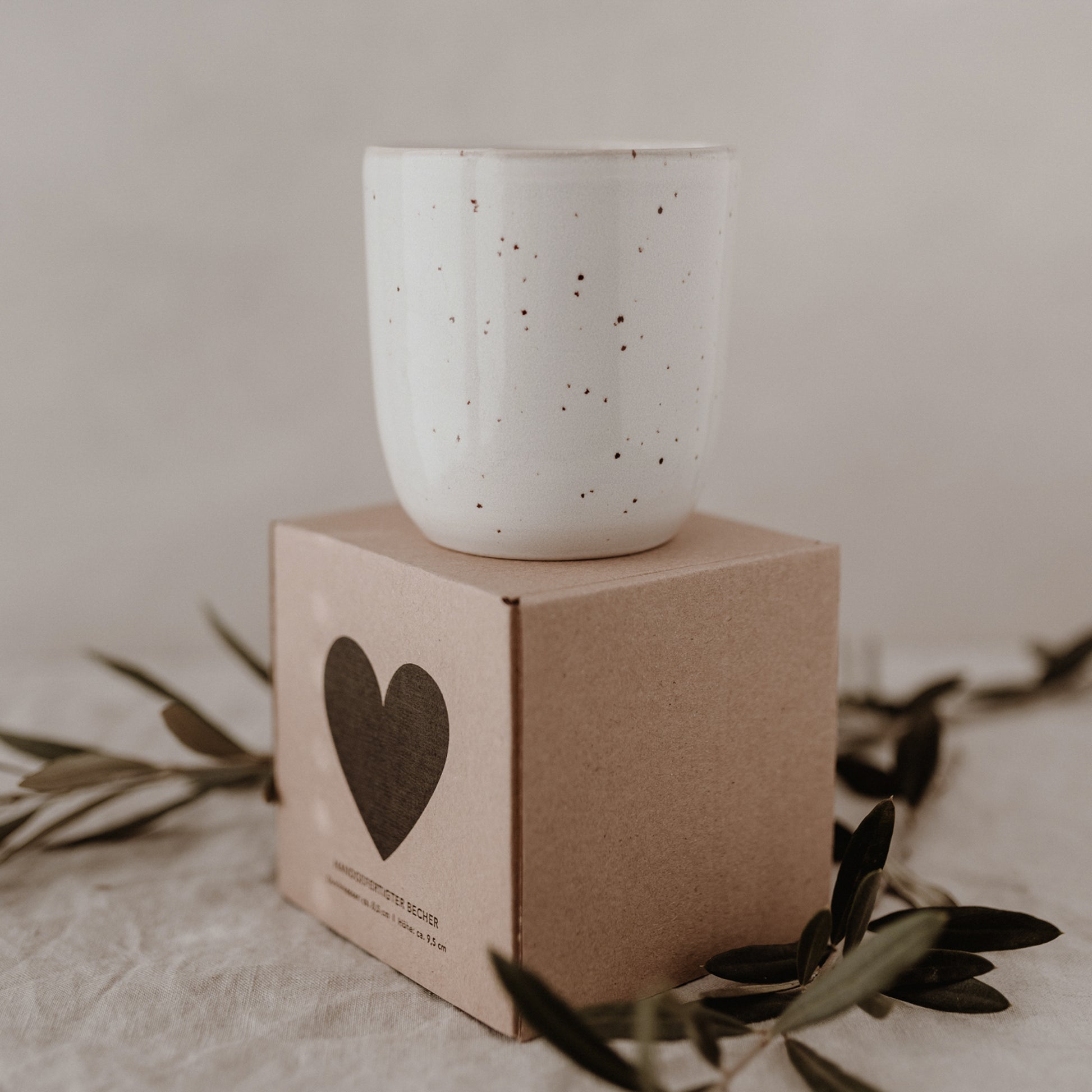 Becher Calma – zeitloses Design im Scandi Look, gefertigt von Eulenschnitt in toller Geschenkverpackung