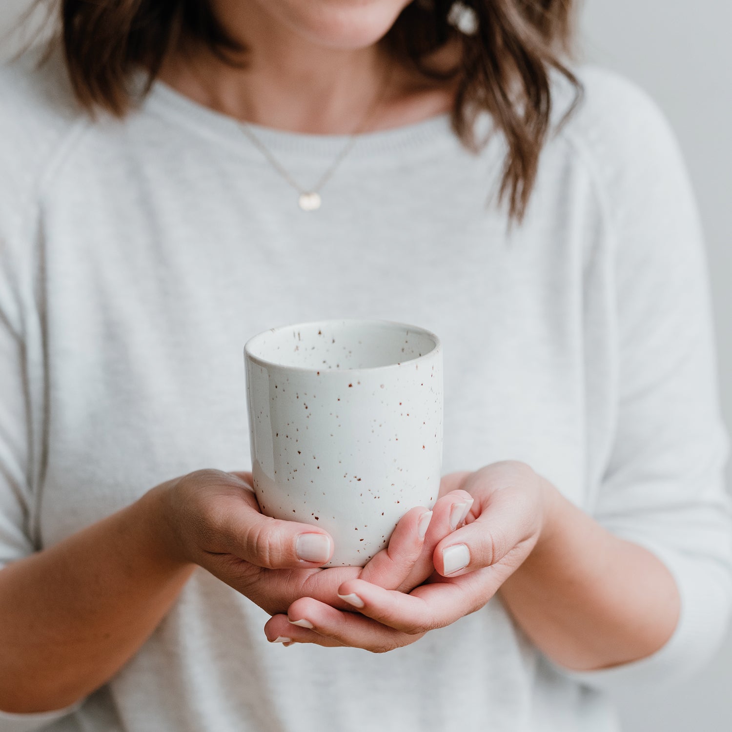 Eulenschnitt Becher Calma – stilvoller Alltagsbegleiter für Kaffee und Tee in Hand präsentiert