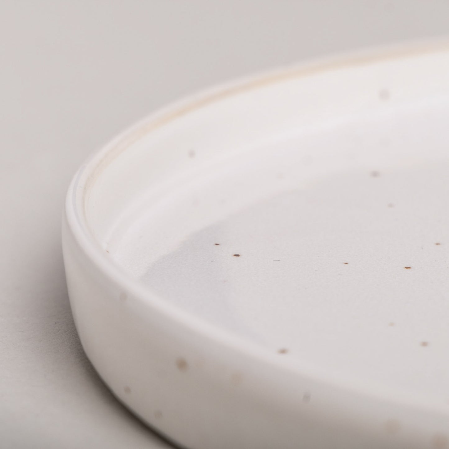 Der Frühstücksteller Calma von Eulenschnitt - stapelbar, praktischer Rand