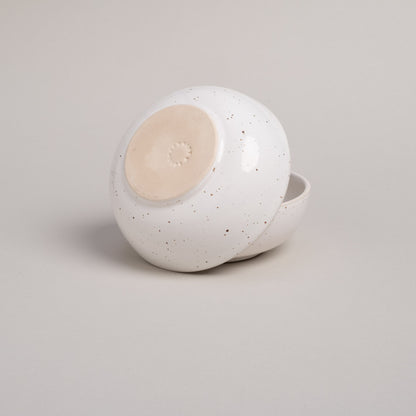 Mini Schüssel Calma von Eulenschnitt - Material Ton, Unterseite mit Eulenschnitt Logo