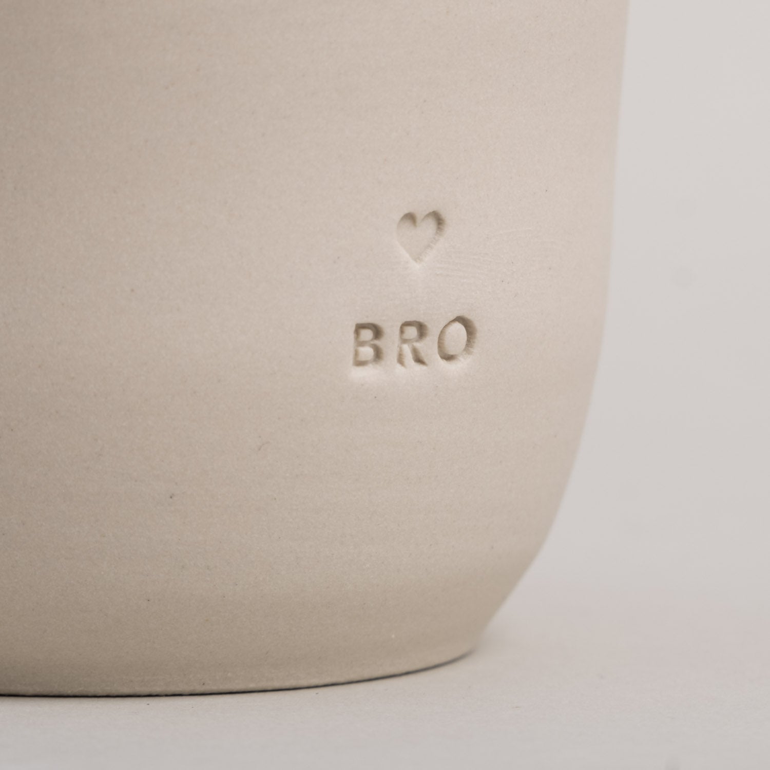 Detailansicht Blindprägung Bro auf handgemachtem Steingutbecher von Eulenschnitt