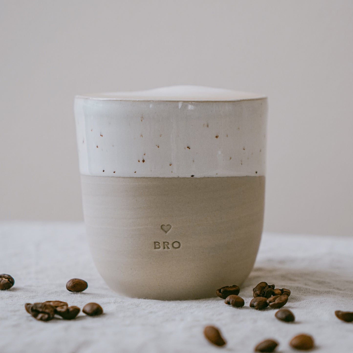 Eulenschnitt Becher Bro aus Steingut mit Kaffee auf Holztisch im Scandi Look