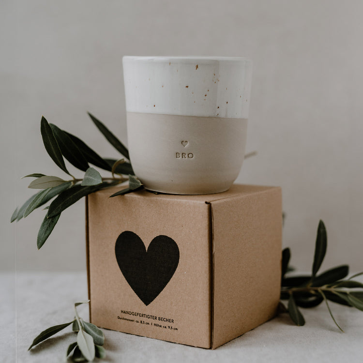 Becher Bro von Eulenschnitt mit Geschenkbox im Scandi Design