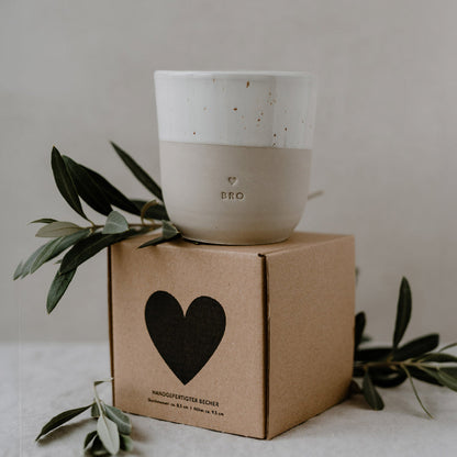 Becher Bro von Eulenschnitt mit Geschenkbox im Scandi Design