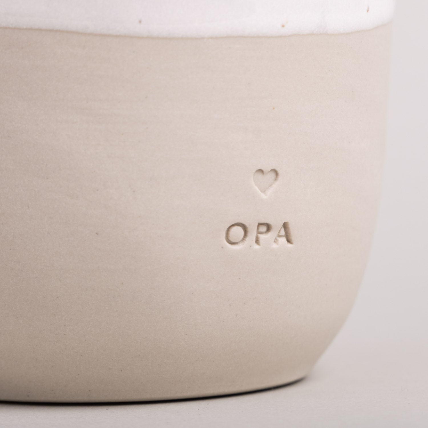 Handgefertigter Steingutbecher Opa von Eulenschnitt mit hochwertiger Prägung und einzigartiger Glasur