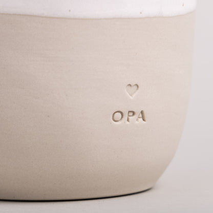 Handgefertigter Steingutbecher Opa von Eulenschnitt mit hochwertiger Prägung und einzigartiger Glasur