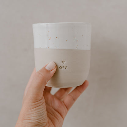 Becher Opa von Eulenschnitt – in der Hand gehalten, stilvoller Steingutbecher mit Schriftzug