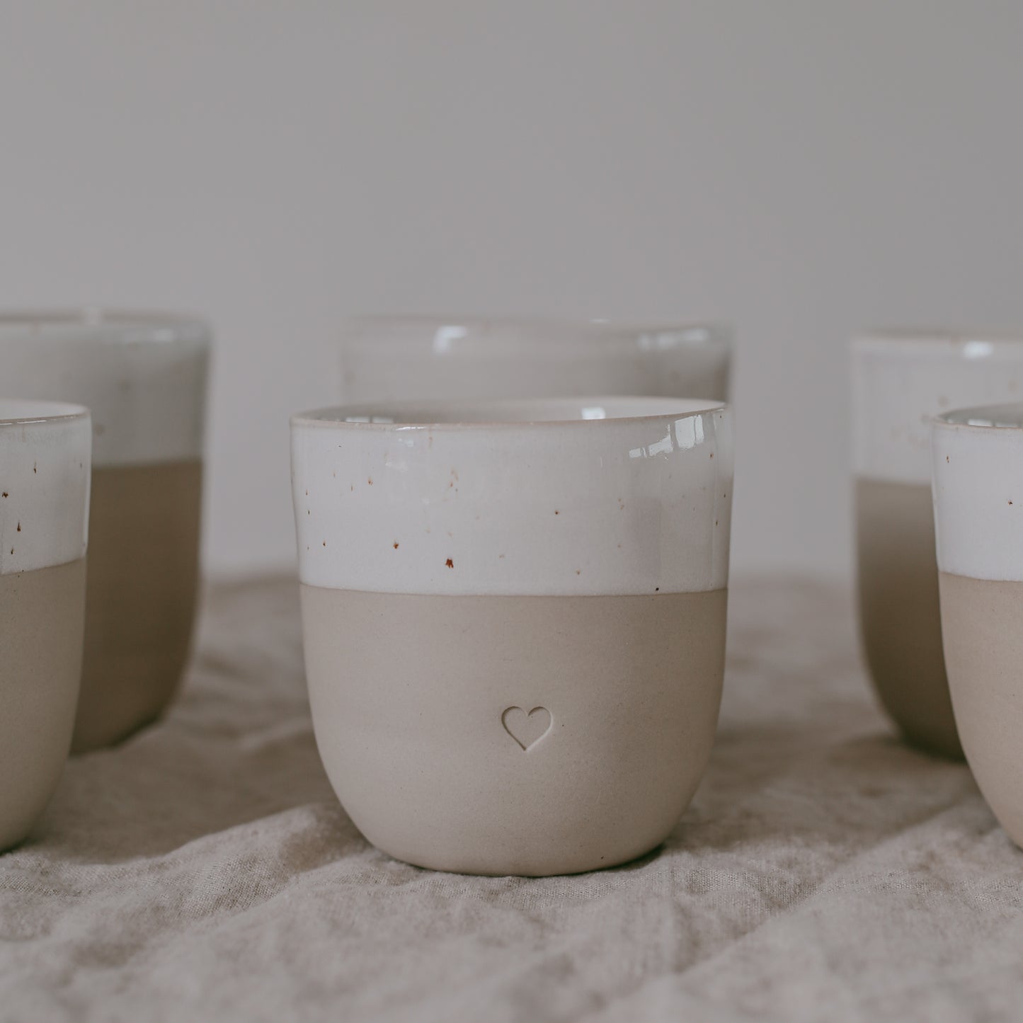 Handgefertigter Steingutbecher Herz von Eulenschnitt mit einzigartiger Glasur