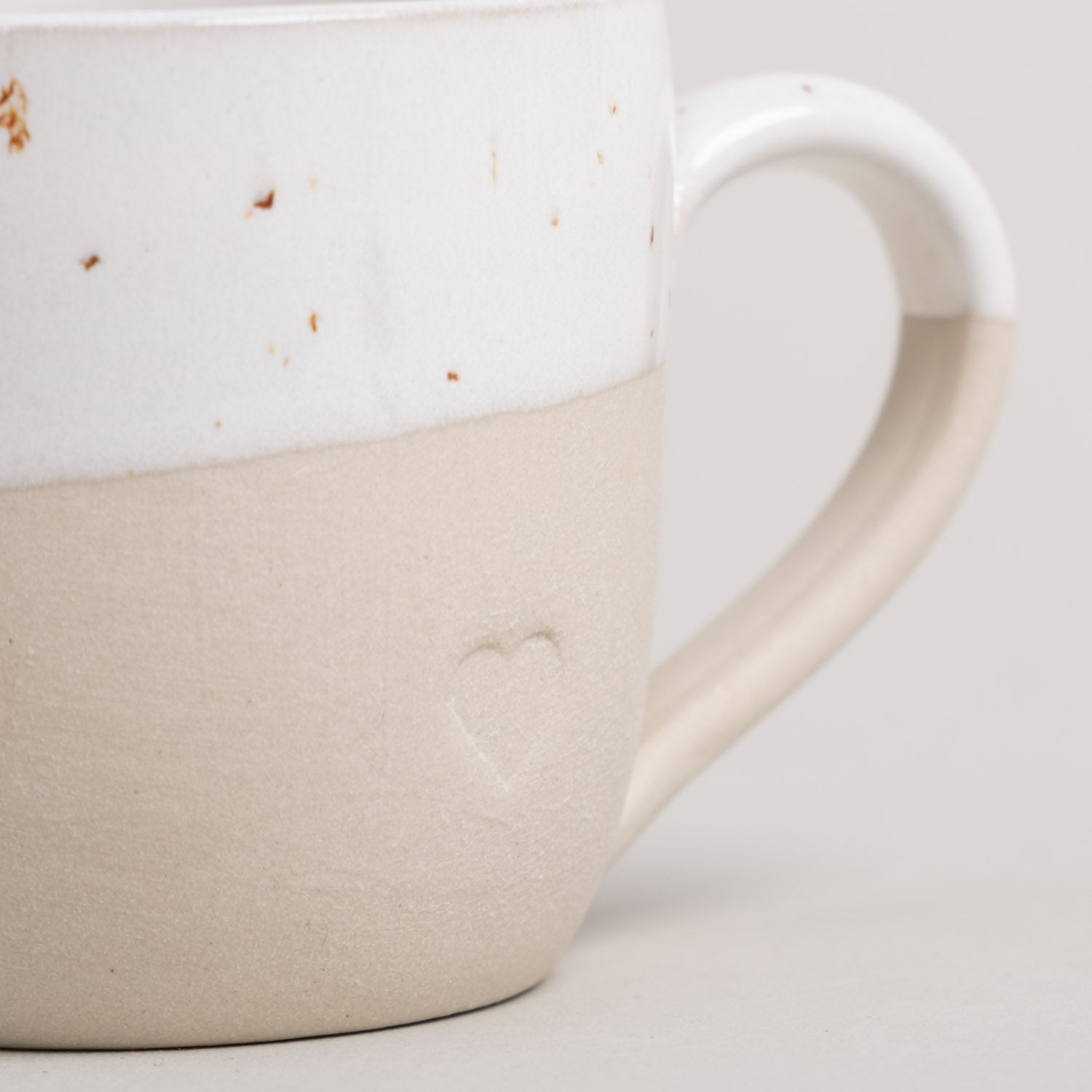 Handgefertigte Espressotasse Herz von Eulenschnitt mit Prägung und individueller Glasur