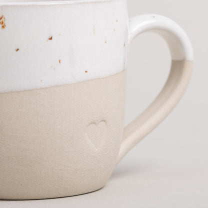 Handgefertigte Espressotasse Herz von Eulenschnitt mit Prägung und individueller Glasur