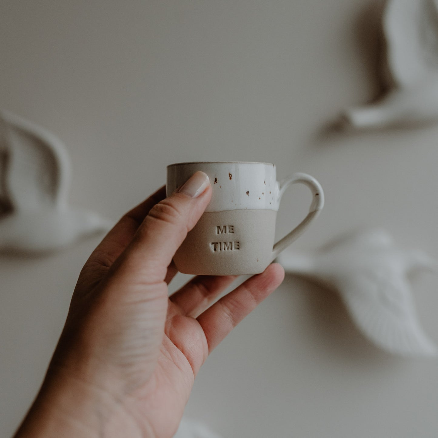 Espressotasse Me Time von Eulenschnitt – in der Hand gehalten, stilvolle Steingut-Tasse für Espresso
