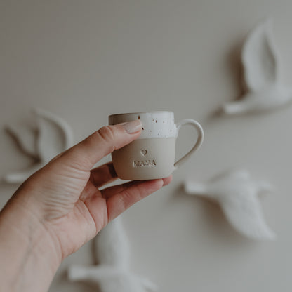 Espressotasse Mama von Eulenschnitt – in der Hand gehalten, Steingut-Tasse mit Schriftzug Mama