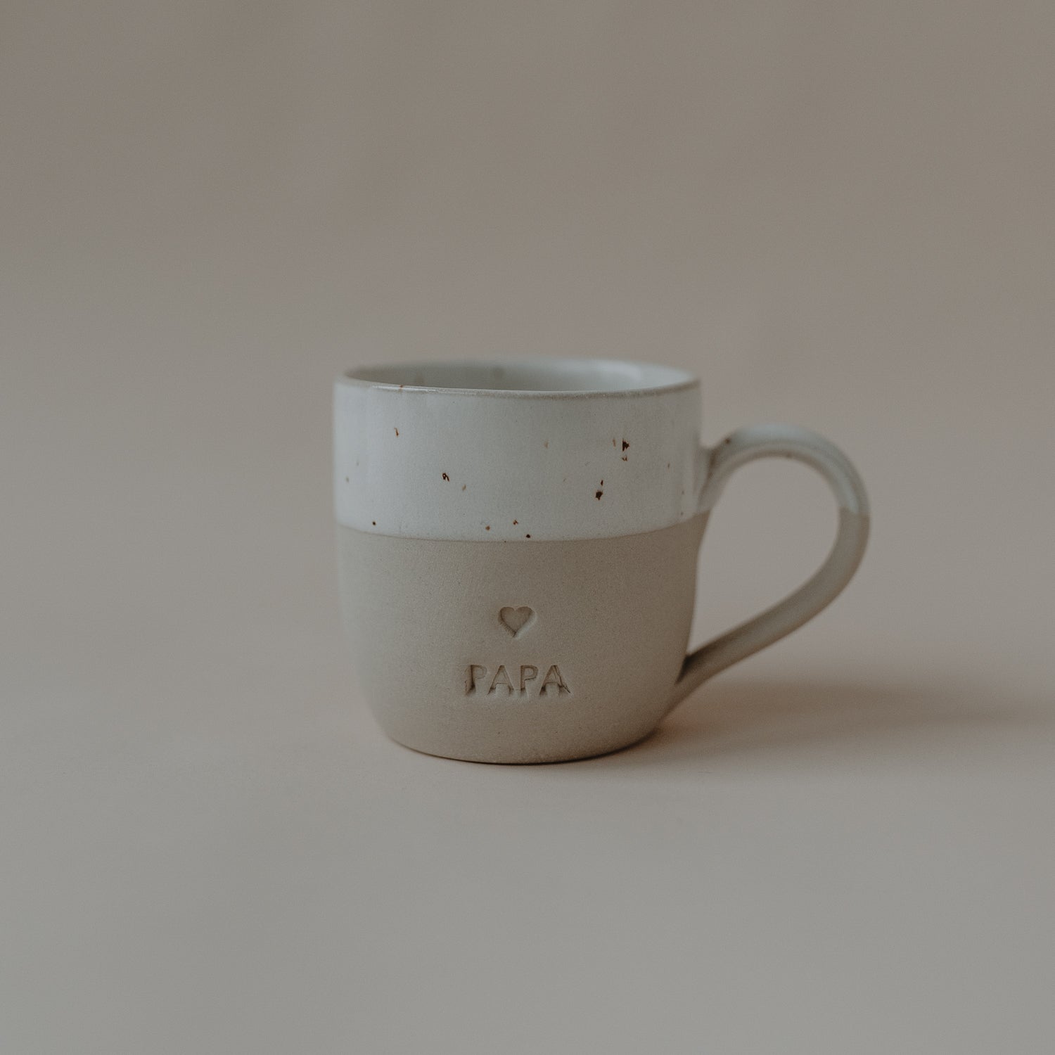 Espressotasse Papa von Eulenschnitt – minimalistisches Design mit Schriftzug Papa