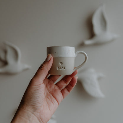 Espressotasse Papa von Eulenschnitt – in der Hand gehalten, Steingut-Tasse für deinen Papa