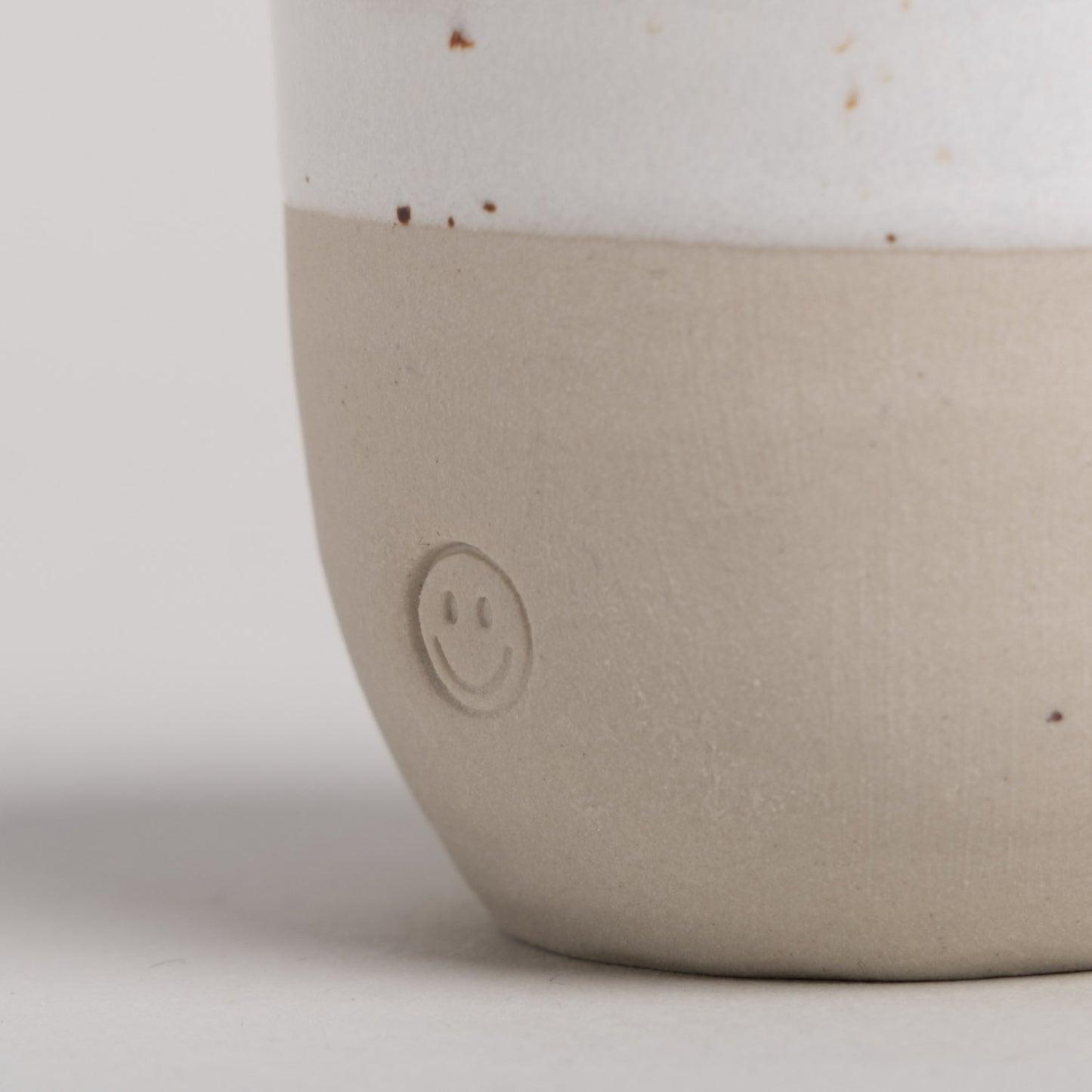 Handgefertigter Espressobecher Smiley von Eulenschnitt mit hochwertiger Prägung. 