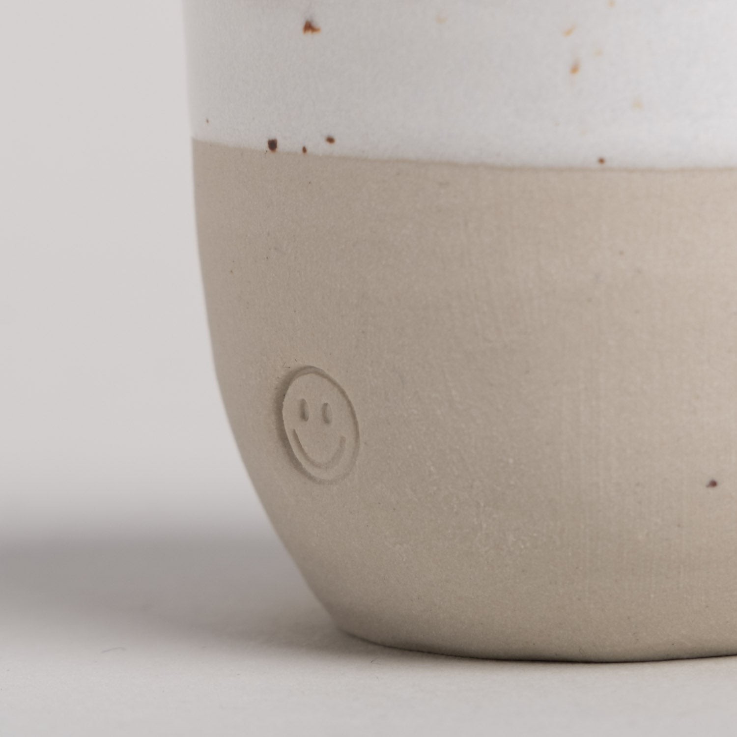 Handgefertigter Espressobecher Smiley von Eulenschnitt mit hochwertiger Prägung. 