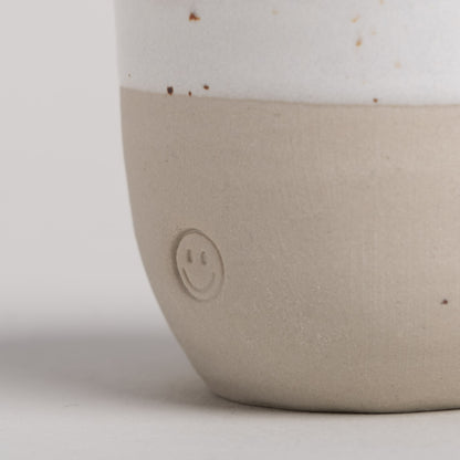 Handgefertigter Espressobecher Smiley von Eulenschnitt mit hochwertiger Prägung. 