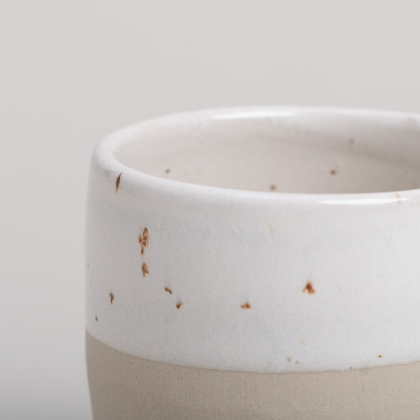 Handgefertigter Espressobecher Smiley von Eulenschnitt mit individueller Glasur