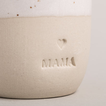 Handgefertigter Espressobecher Mama von Eulenschnitt mit hochwertiger Prägung und individueller Glasur
