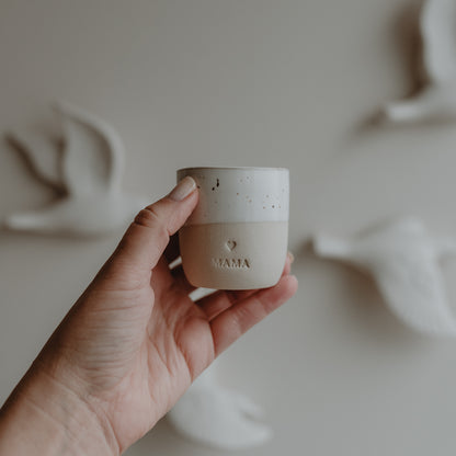 Espressobecher Mama von Eulenschnitt – in der Hand gehalten, kleiner Steingutbecher mit Schriftzug