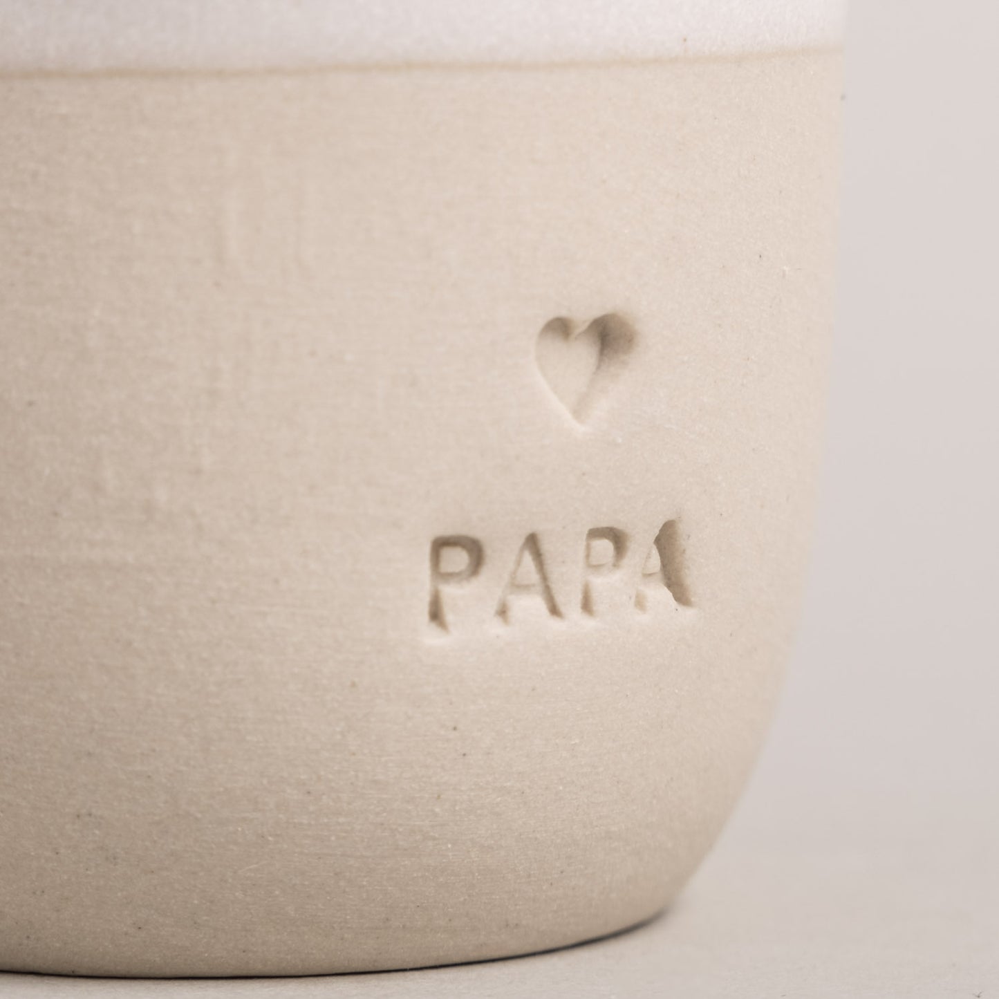 Handgefertigter Espressobecher Papa von Eulenschnitt mit hochwertiger Prägung und individueller Glasur