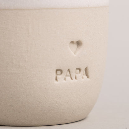 Handgefertigter Espressobecher Papa von Eulenschnitt mit hochwertiger Prägung und individueller Glasur