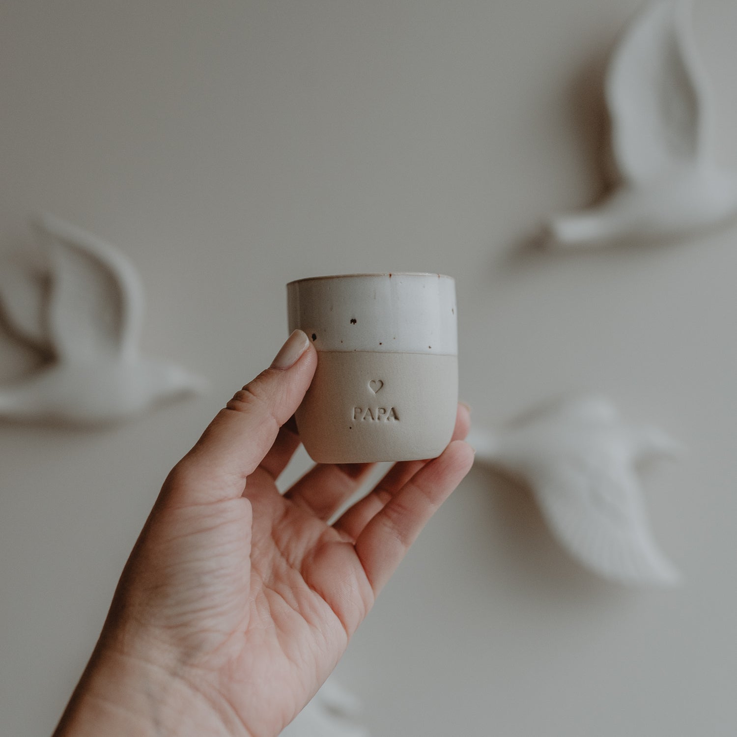 Espressobecher Papa von Eulenschnitt – in der Hand gehalten, kleiner Steingutbecher mit Schriftzug