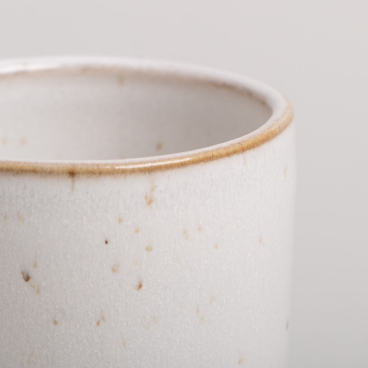 Handgefertigter Espressobecher Calma von Eulenschnitt mit individueller Glasur