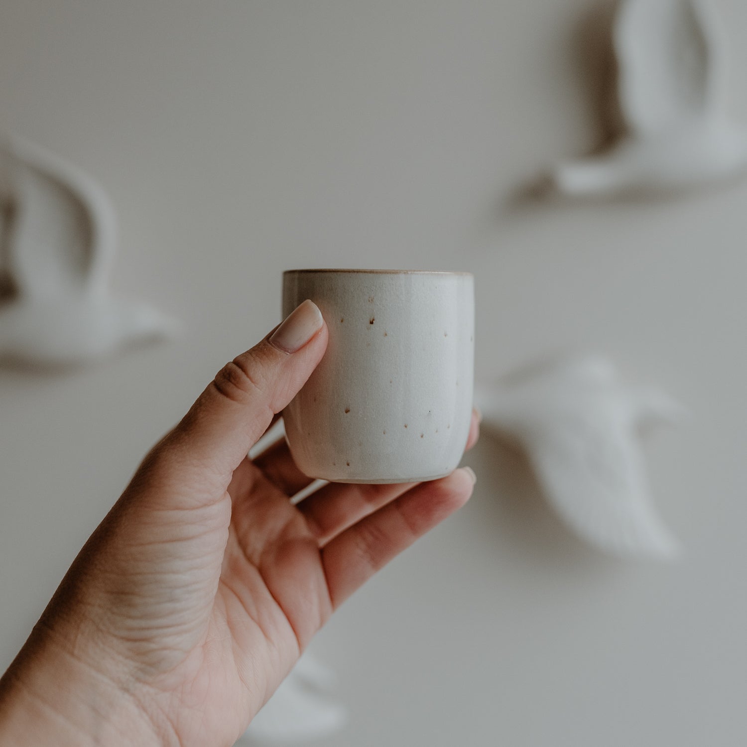 Espressobecher Calma von Eulenschnitt – in der Hand gehalten, kleiner Steingutbecher im Scandi Look