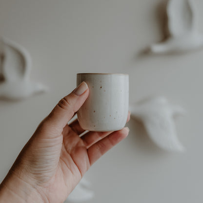 Espressobecher Calma von Eulenschnitt – in der Hand gehalten, kleiner Steingutbecher im Scandi Look