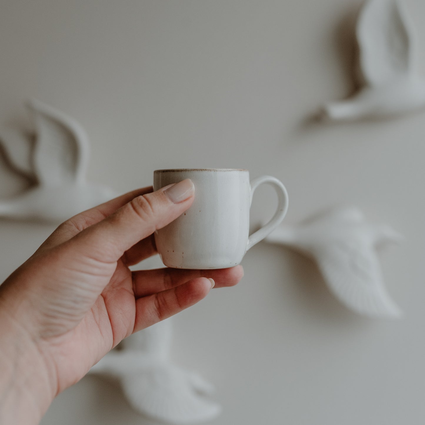 Espressotasse Calma von Eulenschnitt – in der Hand gehalten, Steingut-Tasse im Scandi Look