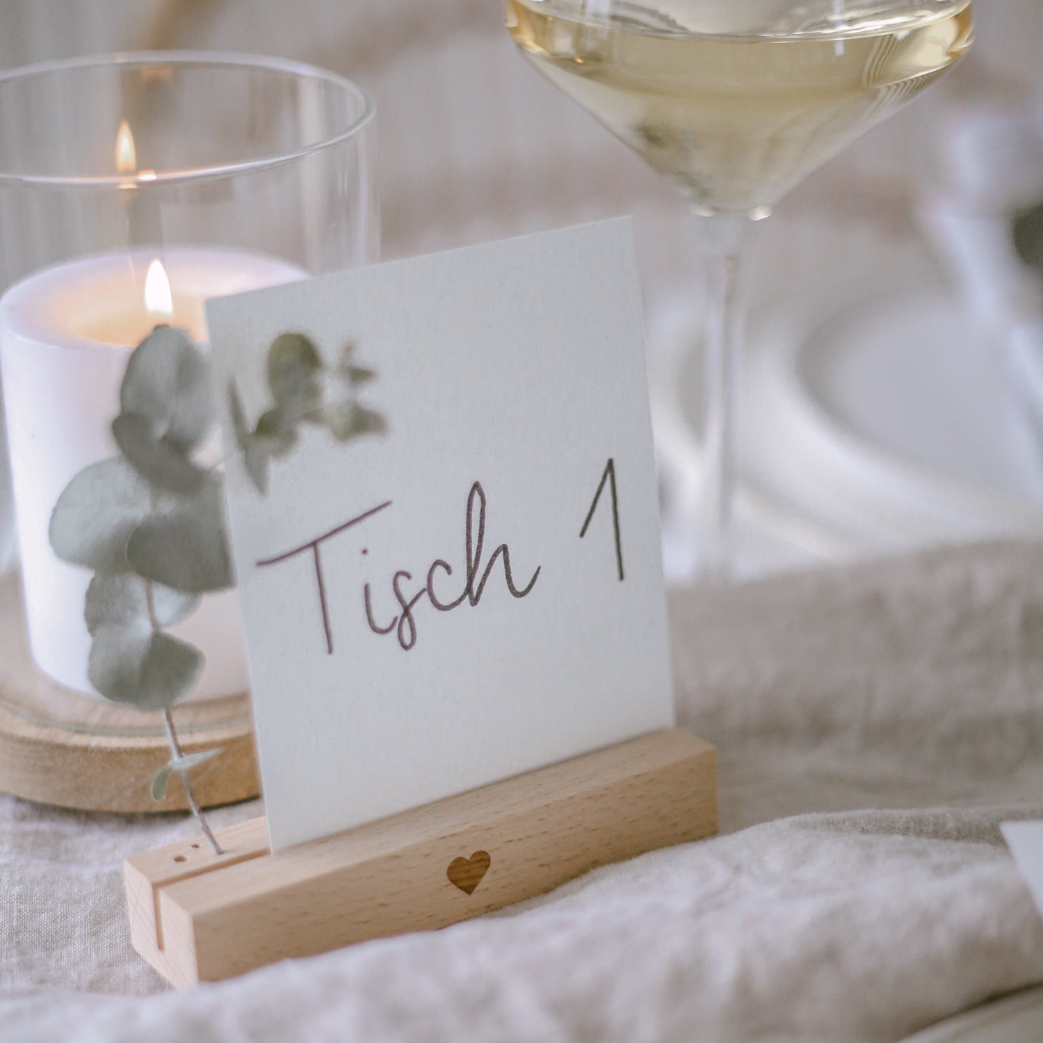 Der Karten- & Blumenhalter aus Buchenholz mit eingraviertem Herz von Eulenschnitt - Anwedungsbeispiel Tischnuummer Hochzeit