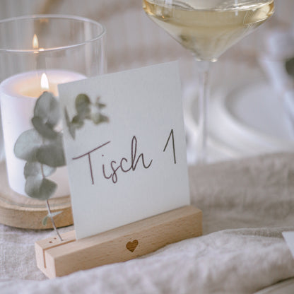 Der Karten- & Blumenhalter aus Buchenholz mit eingraviertem Herz von Eulenschnitt - Anwedungsbeispiel Tischnuummer Hochzeit