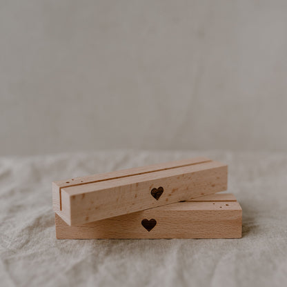 Der Karten- & Blumenhalter aus Buchenholz mit eingraviertem Herz von Eulenschnitt - Detailaufnahme eingebrantes Herz
