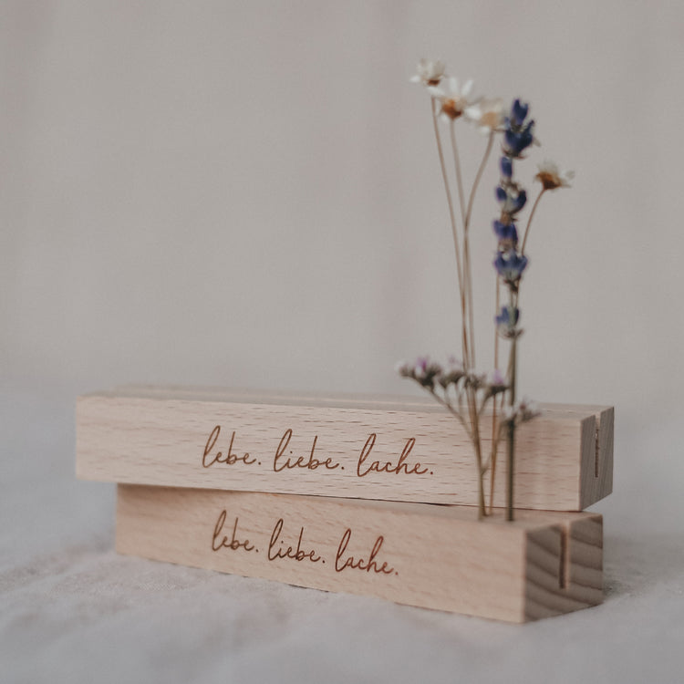 Der Karten- & Blumenhalter aus Buchenholz mit eingraviertem Spruch "Lebe Liebe Lache" von Eulenschnitt - Detailaufnahme eingebranter Spruch