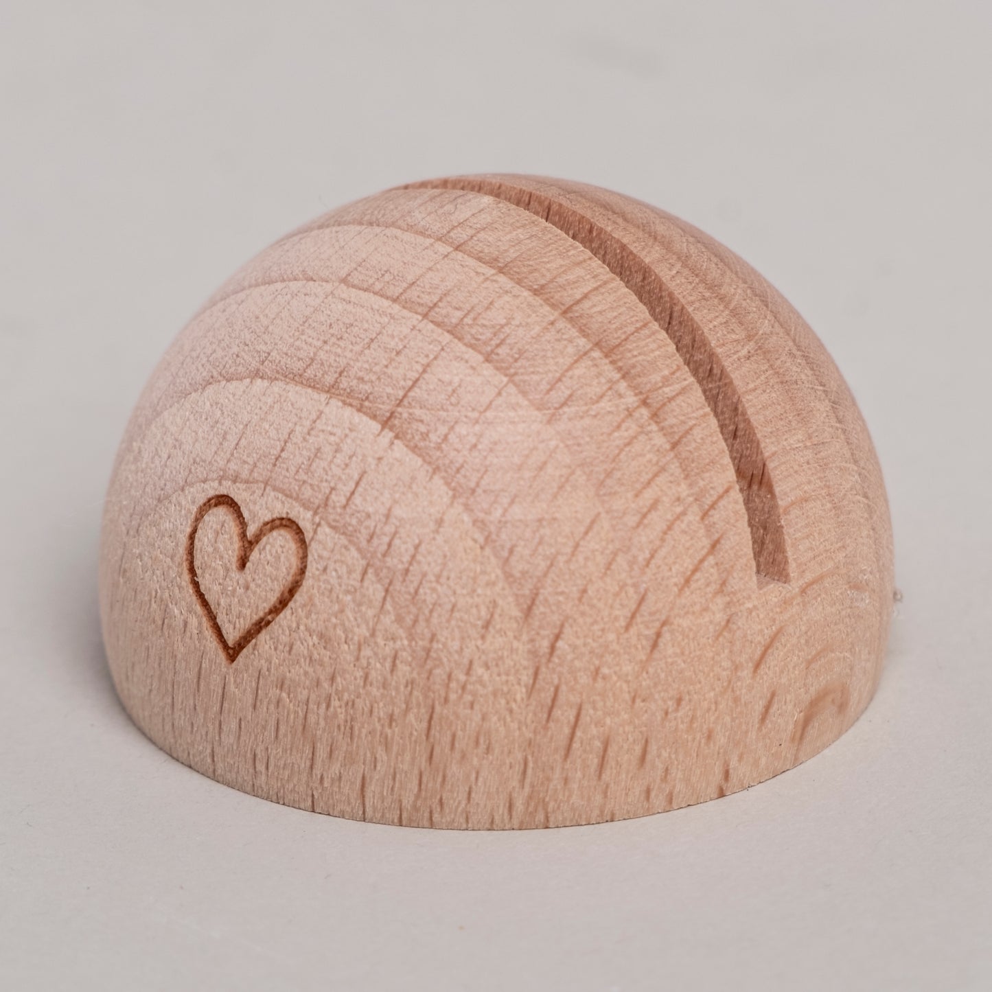 Halbrunder Kartenständer aus Buchenholz mit eingraviertem Herz vnon Eulenschnitt - Detailansicht graviertes Herz