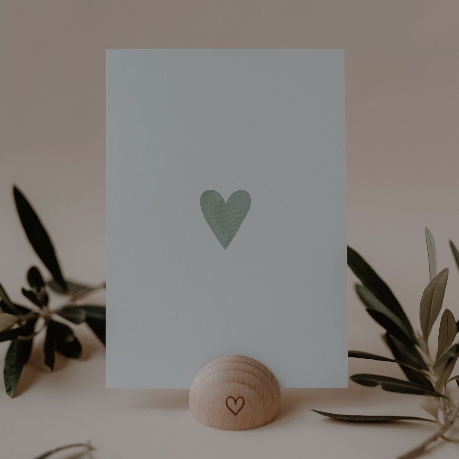 Halbrunder Kartenständer aus Buchenholz mit eingraviertem Herz vnon Eulenschnitt - Anwendungsbeispiel mit Postkarte