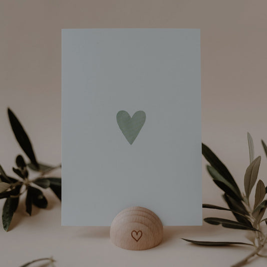 Halbrunder Kartenständer aus Buchenholz mit eingraviertem Herz vnon Eulenschnitt - Anwendungsbeispiel mit Postkarte