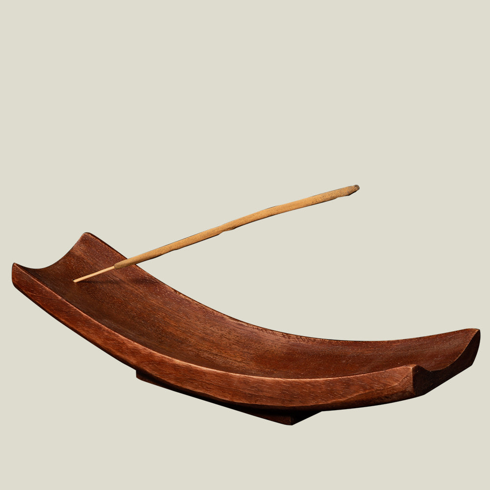 Handgefertigter Räucherstäbchenhalter aus natürlichem Mangoholz von H&B Incense. Mit einem 8 cm breiten Sockel, der verhindert, dass Asche nach außen fällt. 