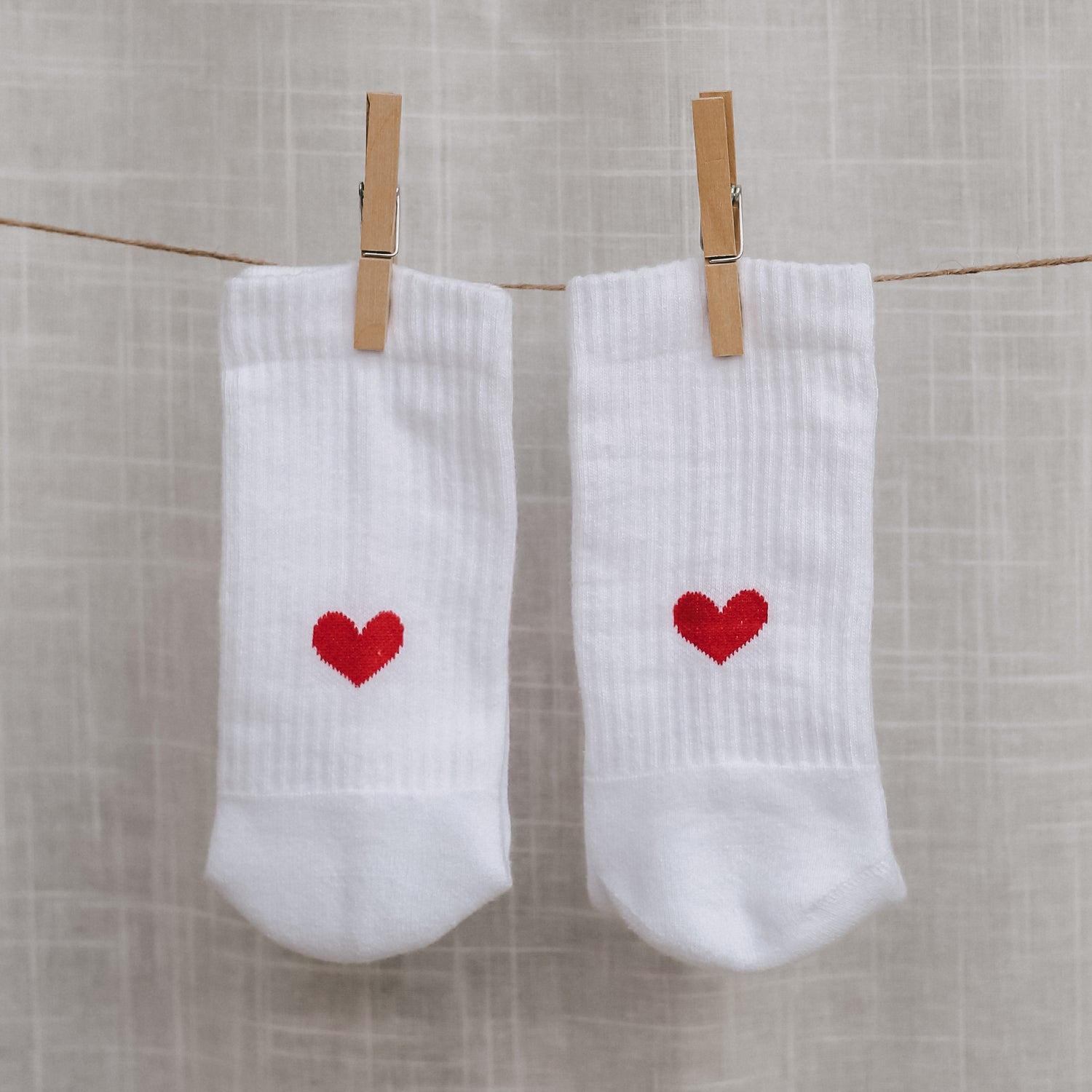 Weiße Socken mit rotem Herz – liebevolles Detail
