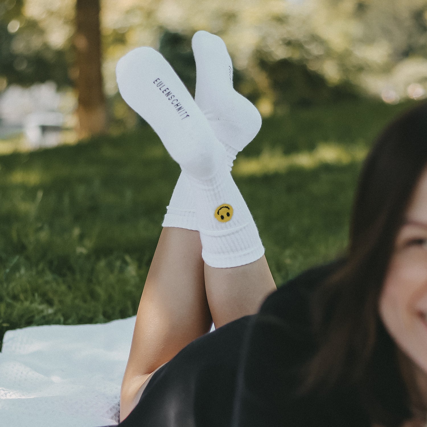Socken Weiß Smiley Gelb von Eulenschnitt – good vibes