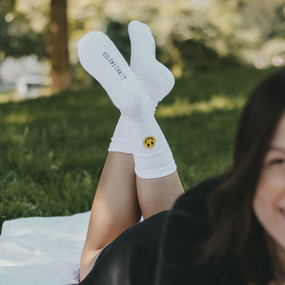 Socken Weiß Smiley Gelb von Eulenschnitt – good vibes