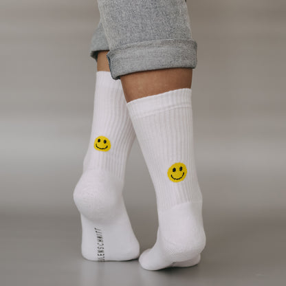 Socken Weiß Smiley Gelb von Eulenschnitt –angezogen am Fuß