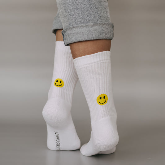 Socken Weiß Smiley Gelb von Eulenschnitt –angezogen am Fuß